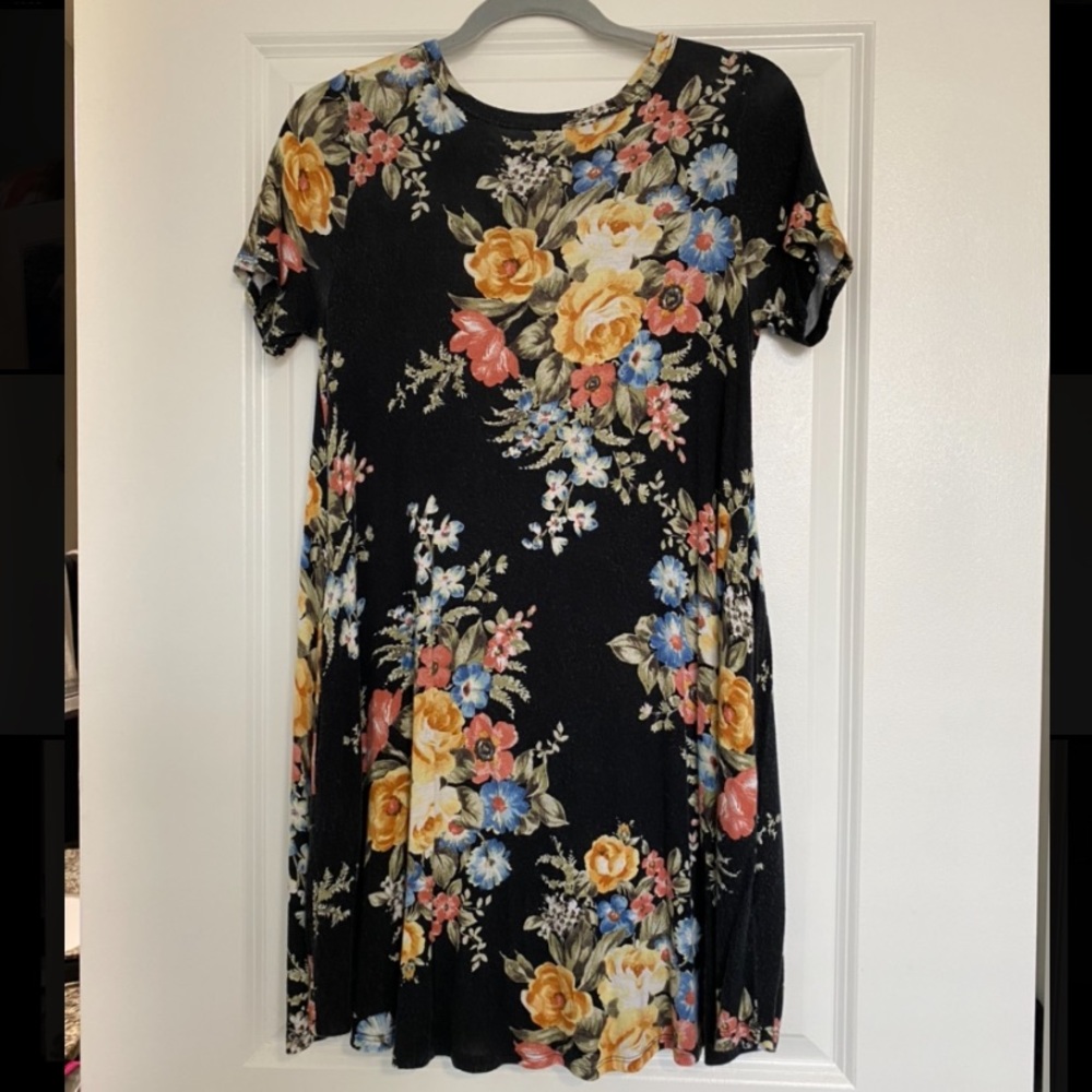 Black Floral Dress with Pockets! Size Small